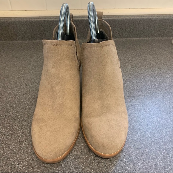 TOMS The Kallie wedge suede bootie designed to transition between seasons Size 6 - Picture 2 of 9
